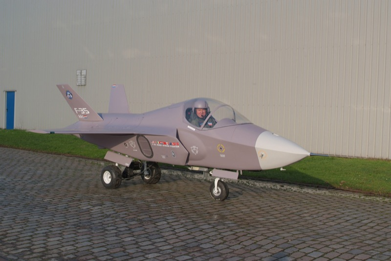 Illustration for article titled Guy Builds F-35 Fighter Jet On His Own